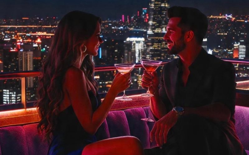 Cocktails au coucher du soleil sur un rooftop